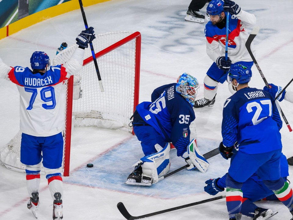 Libor Hudáček (Slovensko), brankár Davide Fadani (Taliansko), Tomáš Tatar (Slovensko), Thomas Larkin (Taliansko) a Juraj Slafkovský (Slovensko) počas gólu v zápase základnej B-skupiny Taliansko - Slovensko.