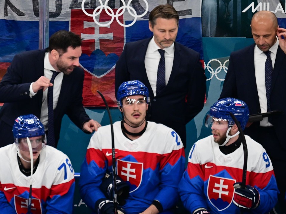 Tréner Vladimír Országh na lavičke Slovenska počas ZOH 2026.