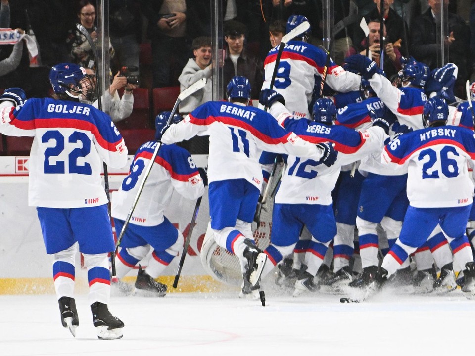 Hokejisti Slovenska sa tešia z výhry nad Kanadou na hokejových MS hráčov do 18 rokov.