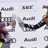 Mikaela Shiffrinová (vpravo) a Emma Aicherová na pódiu po slalome v Aare 2026.