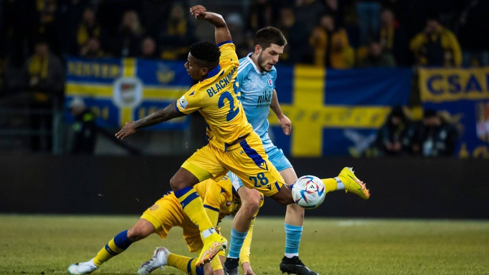 Cesar Blackman (vľavo) v zápase DAC Dunajská Streda - ŠK Slovan Bratislava.