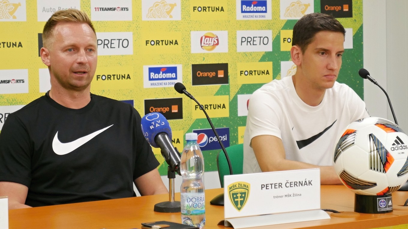 Žilina pod vedením nového trénera Pera Černáka (vľavo) na úvod prehrala.