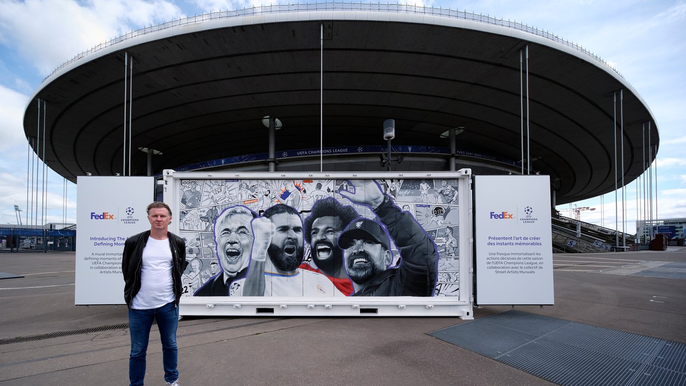Bývalý hráč Liverpoolu a Realu Madrid Steve McManaman pózuje pred parížskou arénou, kde sa odohrá finále Ligy majstrov 2022. 