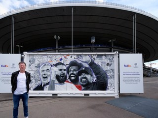 Bývalý hráč Liverpoolu a Realu Madrid Steve McManaman pózuje pred parížskou arénou, kde sa odohrá finále Ligy majstrov 2022. 