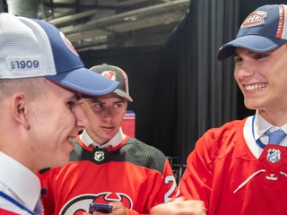 Juraj Slafkovský, Šimon Nemec a Filip Mešár po drafte NHL 2022.