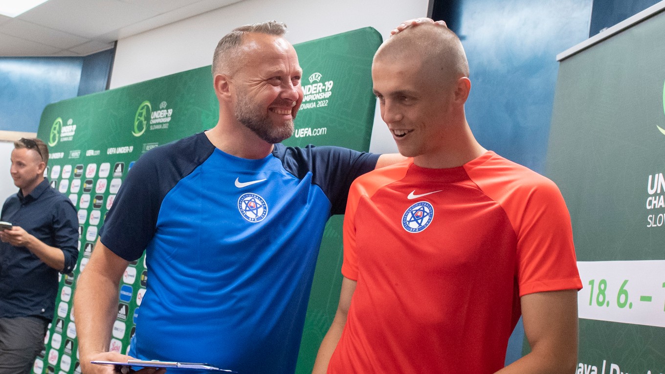 Tréner slovenskej futbalovej reprezentácie do 19 rokov Albert Rusnák st. a slovenský kapitán Timotej Jambor.