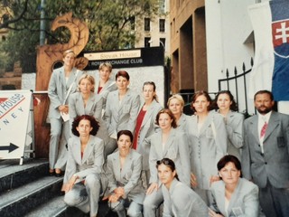 Marián Matyáš, (úplne vpravo) so svojími zverenkyňami, reprezentantkami SR na OH 2000 v Sydney pred Slovenským olympijským domom.