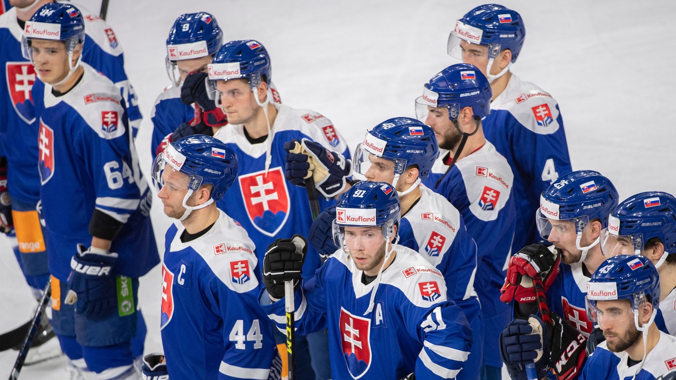 Na snímke slovenskí hokejisti prehre 3:4 po predĺžení v zápase Slovensko - Dánsko na hokejovom turnaji o Nemecký pohár 2022 v Krefelde v sobotu 12. novembra 2022.