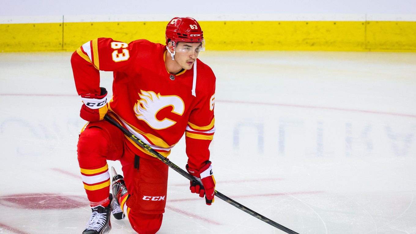 Adam Ružička v drese Calgary Flames. 