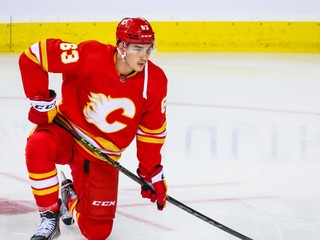 Adam Ružička v drese Calgary Flames. 