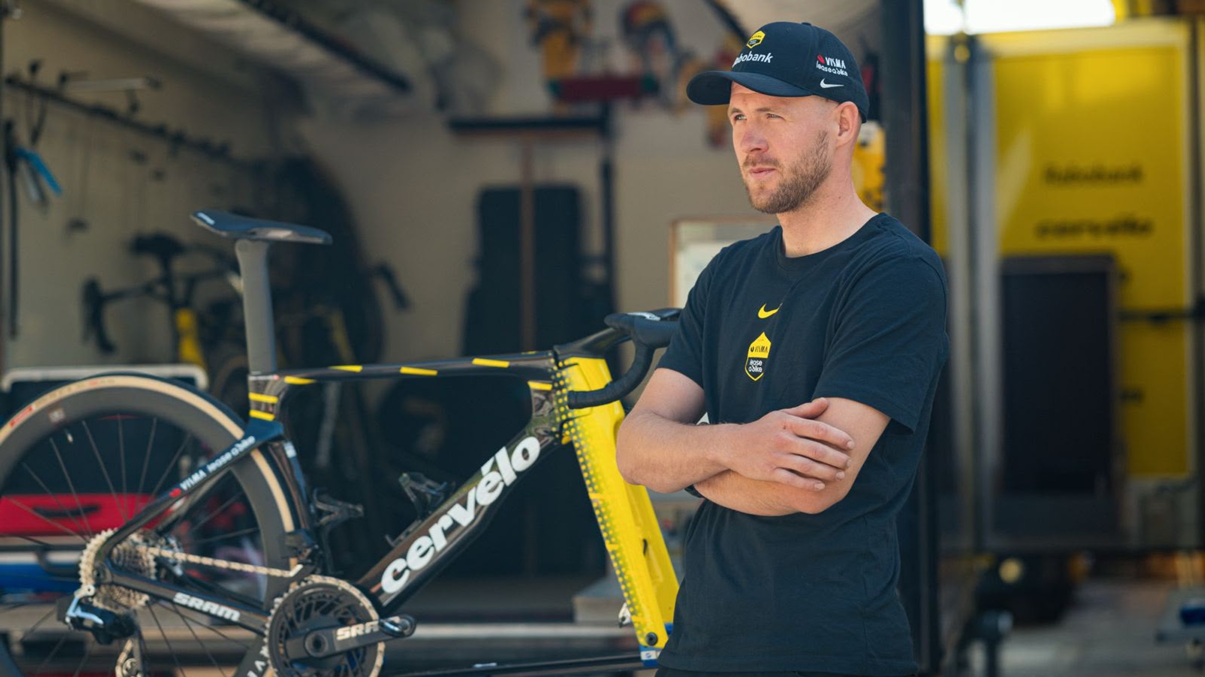 Slovenský mechanik tímu Visma-Lease a Bike Tomáš Person.