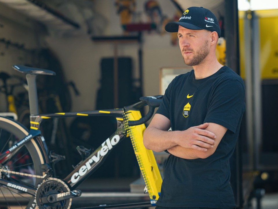 Slovenský mechanik tímu Visma-Lease a Bike Tomáš Person.