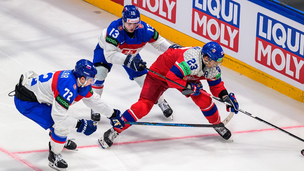 Andrej Kollár, František Gajdoš (obaja Slovensko) a Lukáš Sedlák (Česko) v zápase základnej B-skupiny Slovensko - Česko.