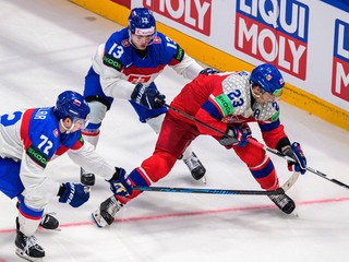 Andrej Kollár, František Gajdoš (obaja Slovensko) a Lukáš Sedlák (Česko) v zápase základnej B-skupiny Slovensko - Česko.