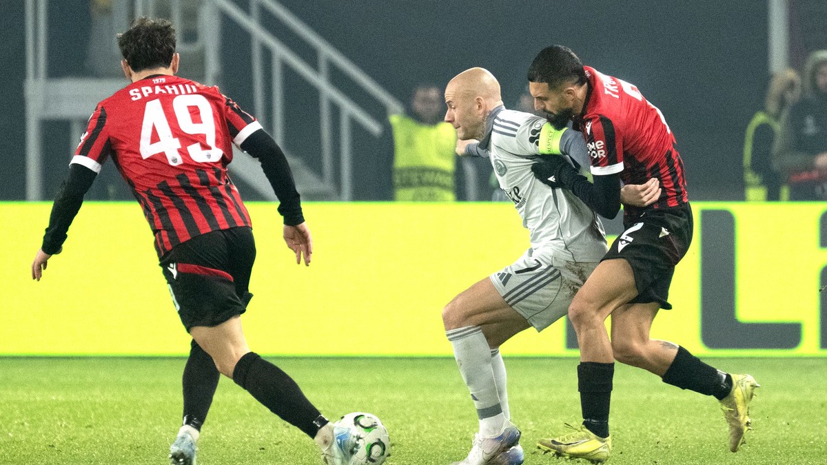 Sprava Aleksander Trumci (Škendija), Vladimír Weiss ml. (Slovan) a Sebastjan Spahiu (Škendija) počas stretnutia 5. kola ligovej fázy Konferenčnej ligy FK Škendija Tetovo - ŠK Slovan Bratislava.