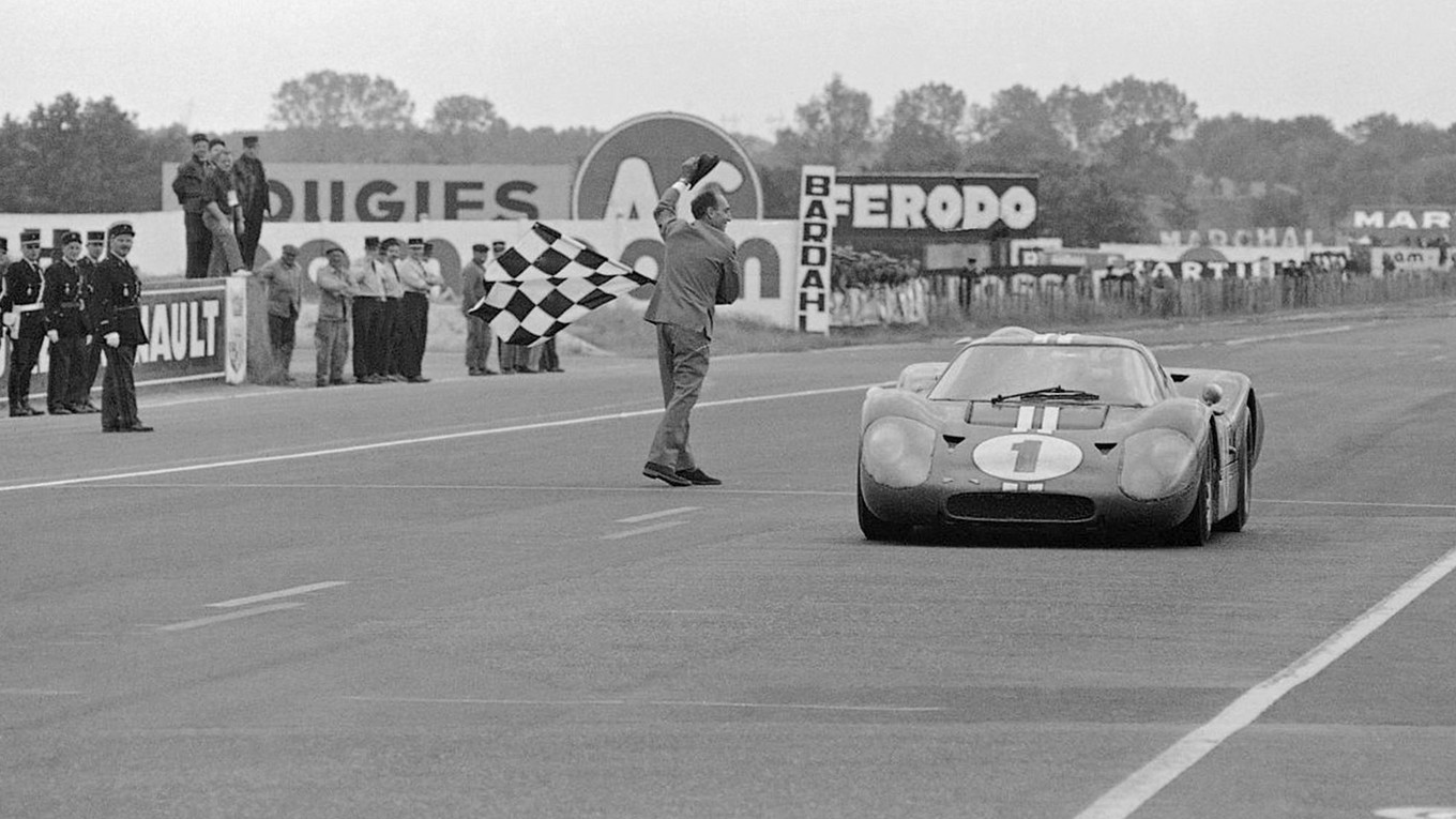 Historická fotografia z pretekov 24h Le Mans. 