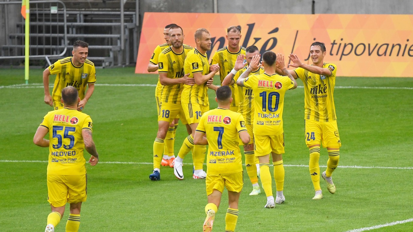 Futbalisti FC Košice sa tešia po strelenom góle.