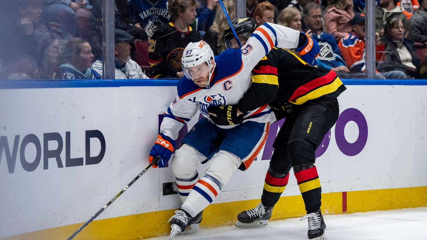 Connor McDavid (vľavo) a Elias Pettersson v zápase NHL Vancouver Canucks - Edmonton Oilers.