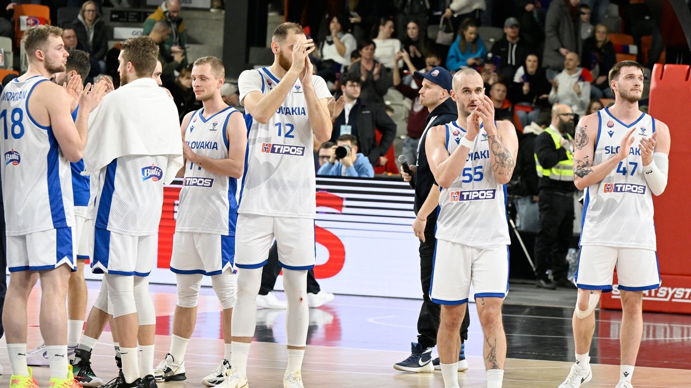 Na snímke slovenskí basketbalisti ďakujú divákom po zápase C-skupiny kvalifikácie ME 2025 v basketbale Slovensko – Lotyšsko.