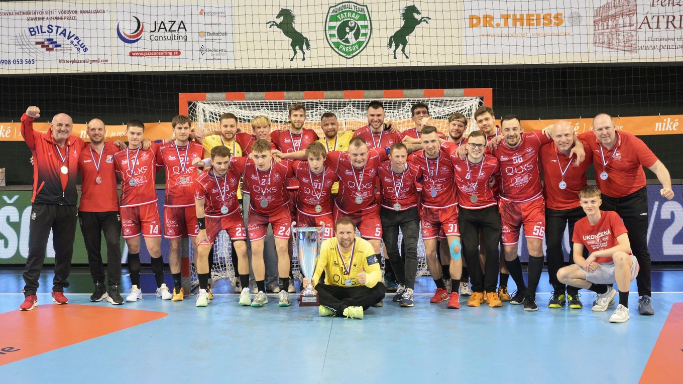 Hráči Považskej Bystrice pózujú s pohárom za 2. miesto po finále proti Prešovu. 