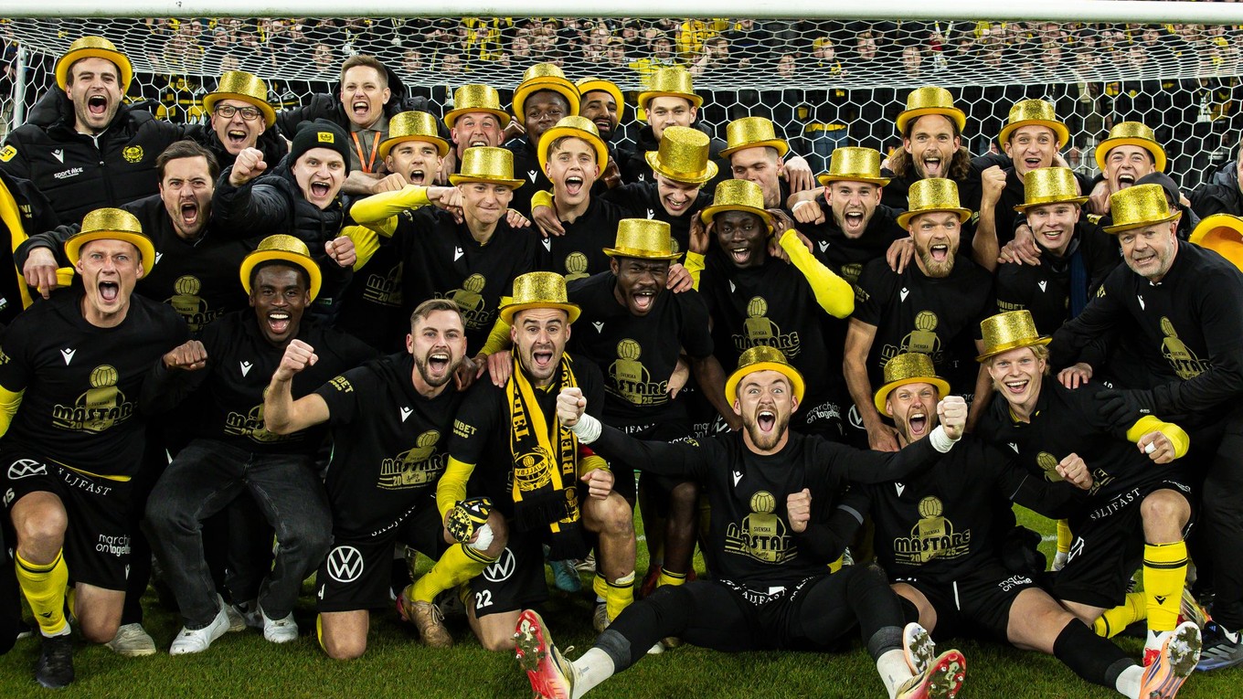 Futbalisti Mjällby oslavujú zisk titulu
