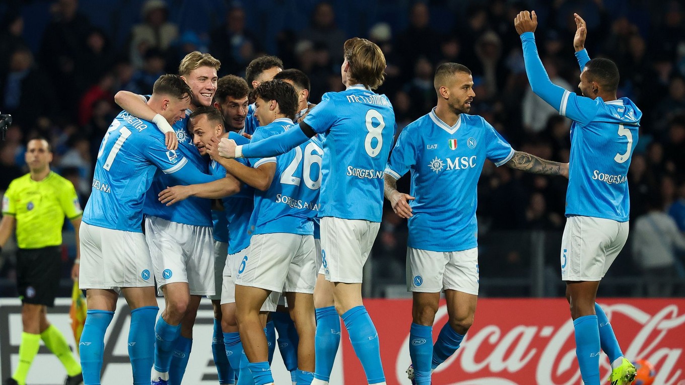  Na snímke slovenský hráč Neapolu Stanislav Lobotka (tretí zľava) sa raduje so spoluhráčmi po strelení gólu.