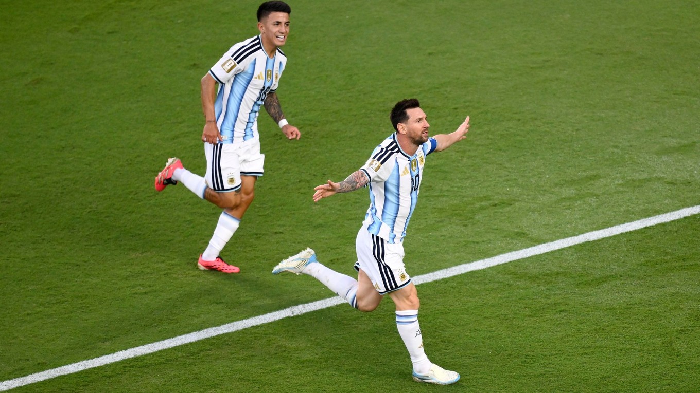 Lionel Messi a Thiago Almada oslavujú gól