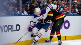 Connor McDavid (vľavo) a Elias Pettersson v zápase NHL Vancouver Canucks - Edmonton Oilers.