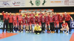 Hráči Považskej Bystrice pózujú s pohárom za 2. miesto po finále proti Prešovu. 