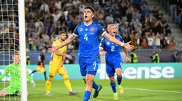 Adam Obert sa teší po strelenom góle v zápase Slovensko - Rumunsko v skupine A na EURO U21 2025.