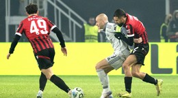 Sprava Aleksander Trumci (Škendija), Vladimír Weiss ml. (Slovan) a Sebastjan Spahiu (Škendija) počas stretnutia 5. kola ligovej fázy Konferenčnej ligy FK Škendija Tetovo - ŠK Slovan Bratislava.