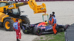 Max Verstappen mal v kvalifikácii nehodu. 