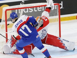 Daniel Alexander Jenčko premieňa rozhodujúci nájazd v zápase proti Česku na MS U18. 