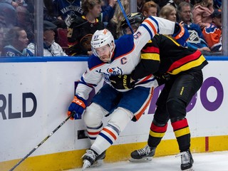 Connor McDavid (vľavo) a Elias Pettersson v zápase NHL Vancouver Canucks - Edmonton Oilers.