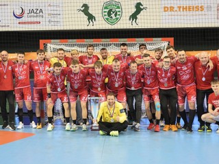 Hráči Považskej Bystrice pózujú s pohárom za 2. miesto po finále proti Prešovu. 