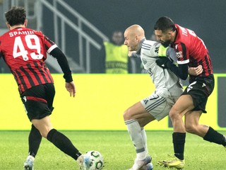 Sprava Aleksander Trumci (Škendija), Vladimír Weiss ml. (Slovan) a Sebastjan Spahiu (Škendija) počas stretnutia 5. kola ligovej fázy Konferenčnej ligy FK Škendija Tetovo - ŠK Slovan Bratislava.