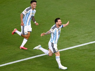 Lionel Messi a Thiago Almada oslavujú gól