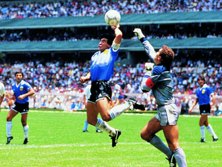 Diego Maradona a jeho gól "Božia ruka"