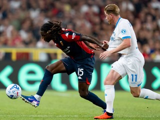 Brooke Norton-Cuffy a Kevin De Bruyne v zápase FC Janov - SSC Neapol. 