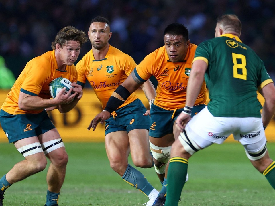 Michael Hooper v držaní lopty v zápase Austrália - Južná Afrika  na MS v rugby 2023