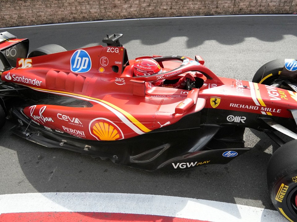 Charles Leclerc na Ferrari počas tréningu na Veľkú cenu Azerbajdžanu 2024.