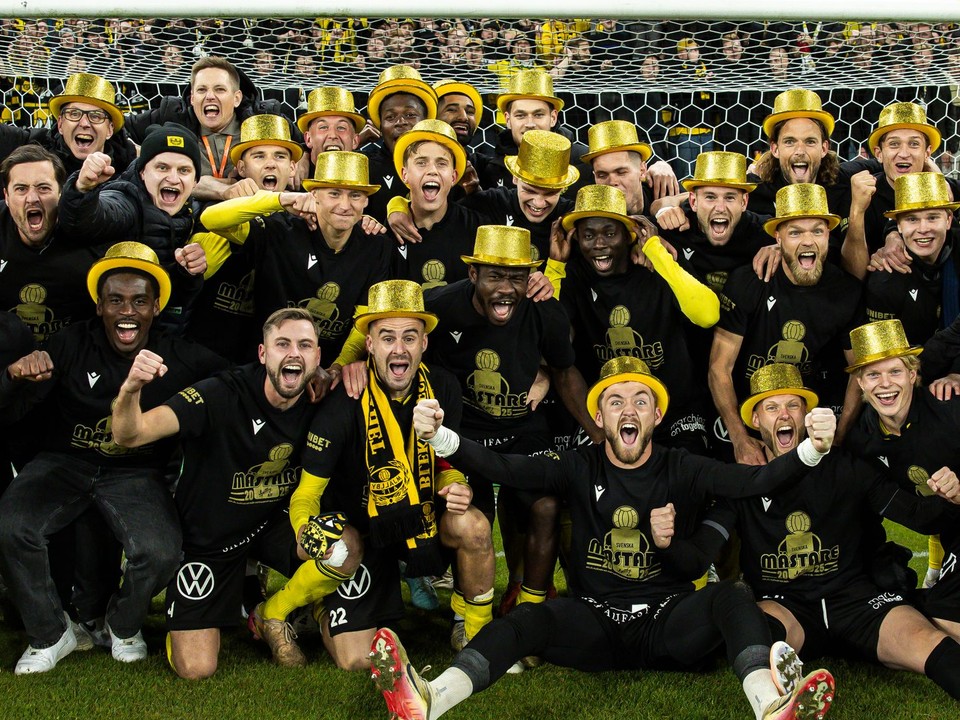 Futbalisti Mjällby oslavujú zisk titulu