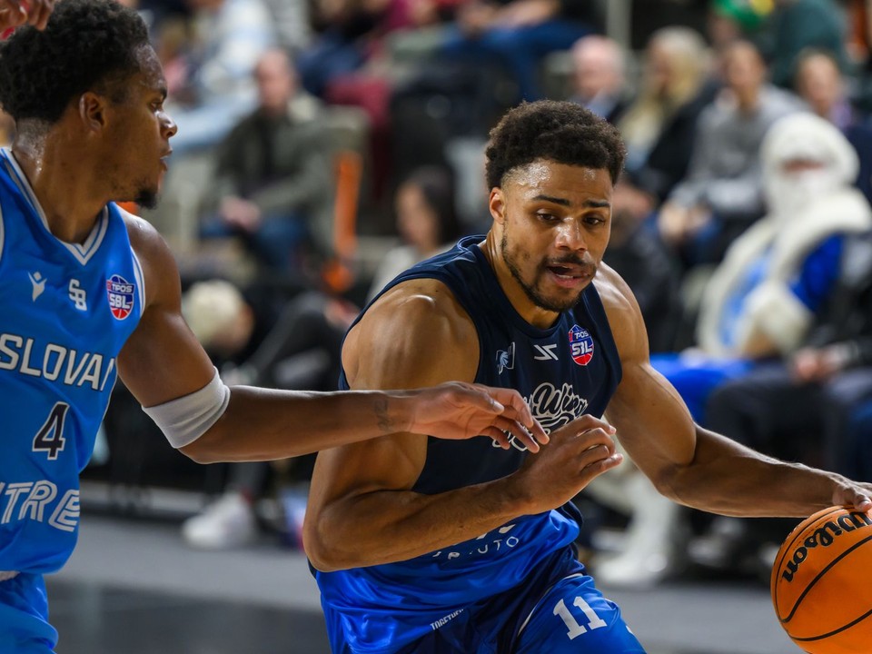 Sprava Dimitrius Paul Underwood (Nitra) a Shamiel Shawn Stevenson (Slovan) 