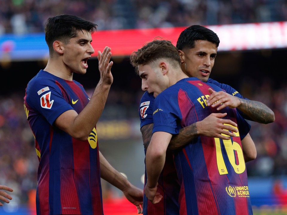 Hráči Barcelony sa tešia z gólu.