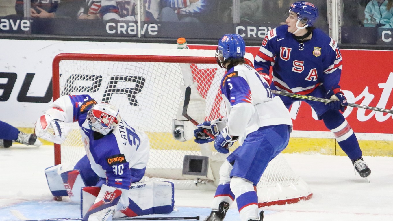 Momentka zo zápasu Slovensko - USA na MS 20 v hokeji 2022. 