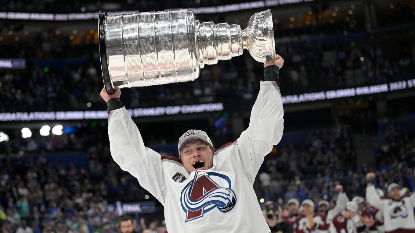 Erik Johnson oslavuje zisk Stanley Cupu