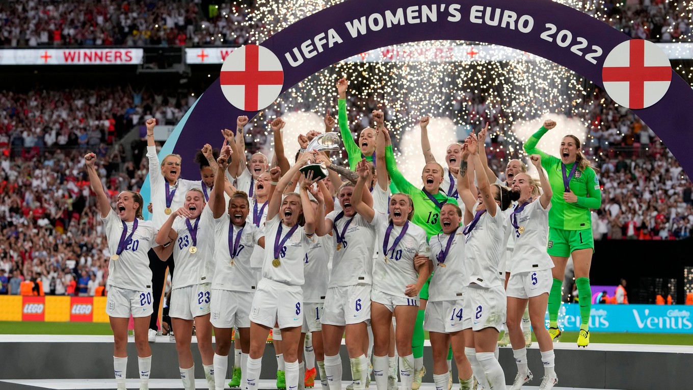 Anglické reprezentantky sa tešia po triumfe na ME vo futbale žien 2022.
