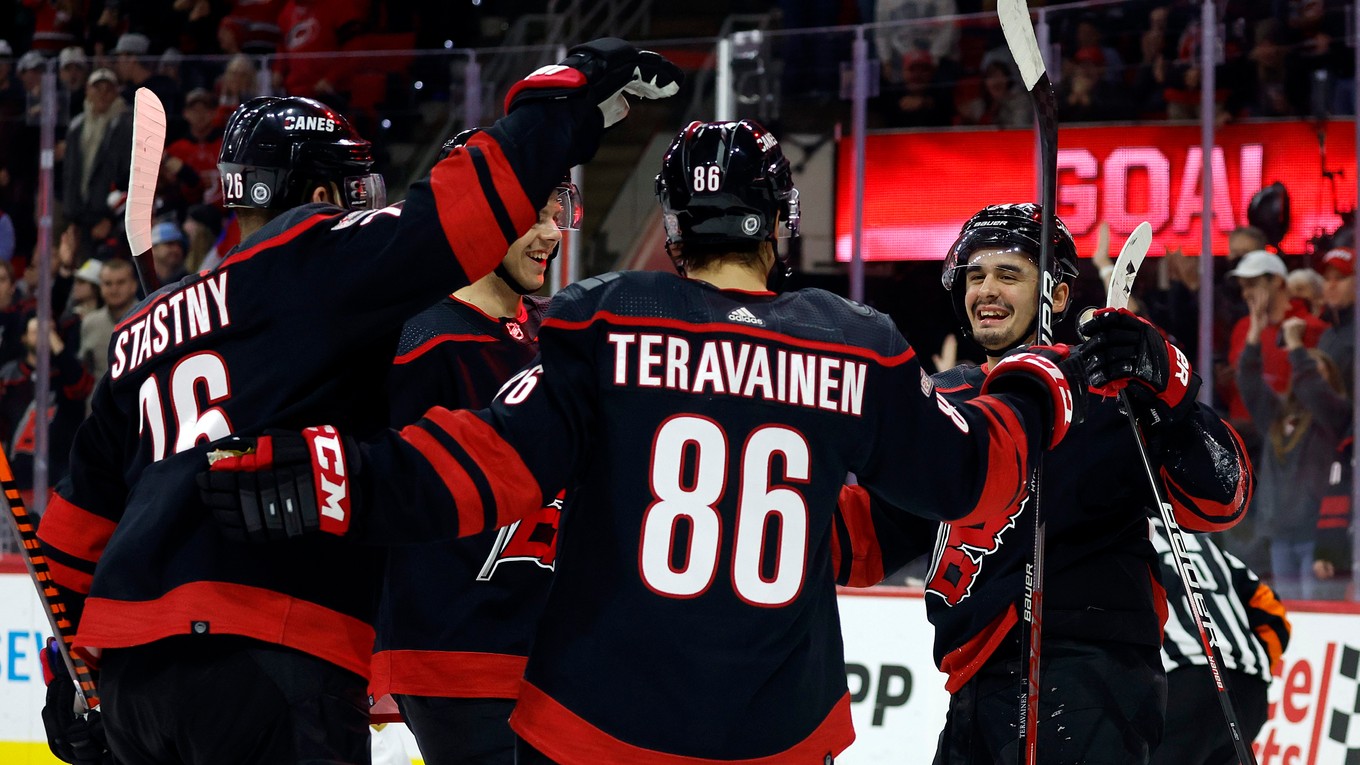 Hokejisti Carolina Hurricanes sa tešia po strelenom góle.