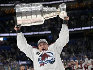Erik Johnson oslavuje zisk Stanley Cupu