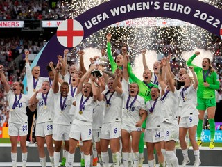 Anglické reprezentantky sa tešia po triumfe na ME vo futbale žien 2022.